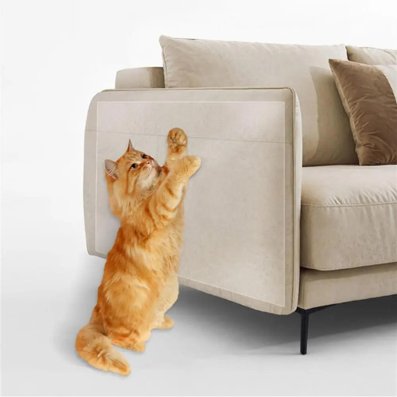 sofa sendo protegido dos arranhões do gato pela capa protetora
