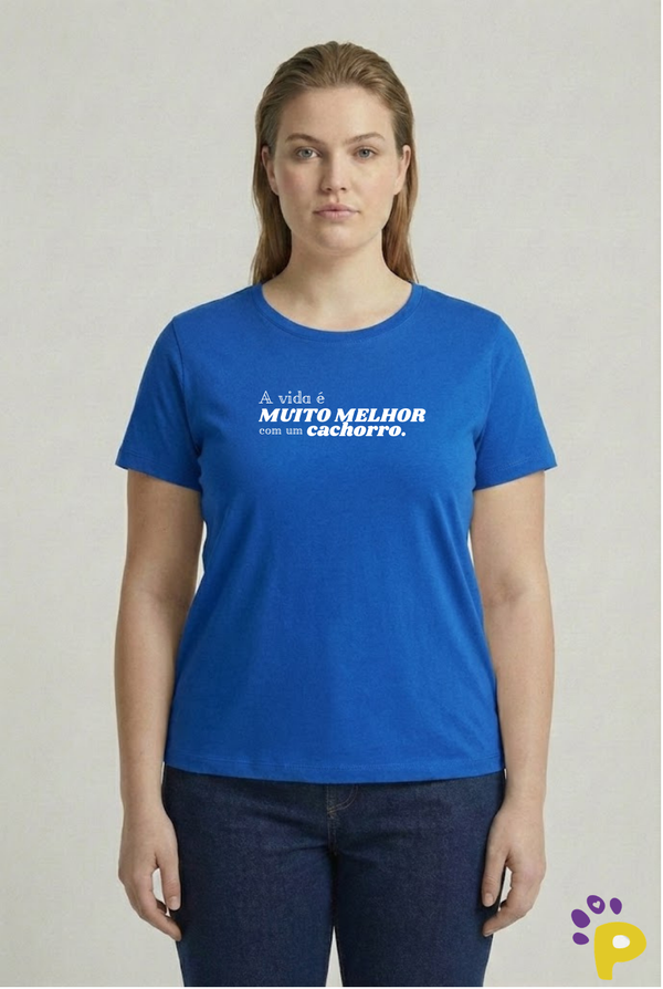 Camiseta Feminina "A vida é muito melhor com um cachorro"