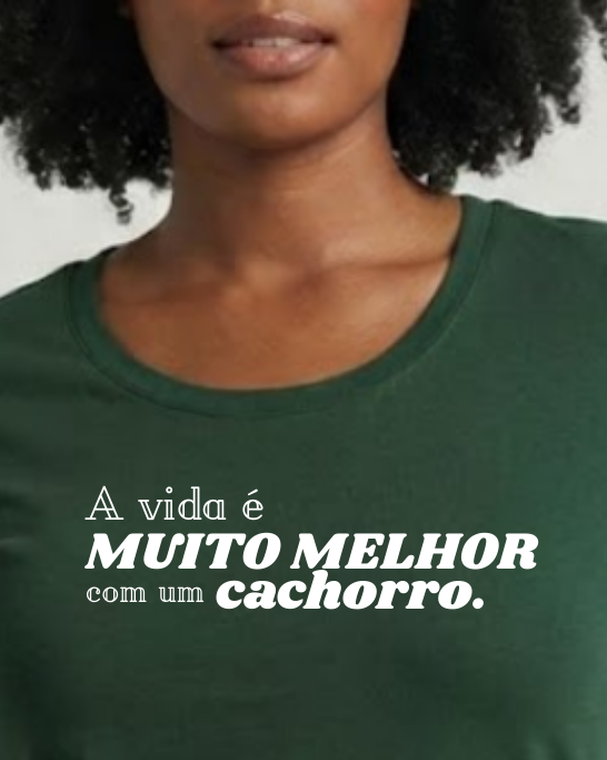 Camiseta Feminina "A vida é muito melhor com um cachorro"